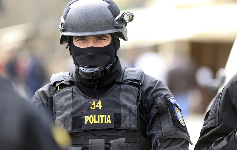 Cazul Caracal scoate la iveală adevărata situație a Ministerului de Interne: o singură vestă de protecție la 5 polițiști, agenți lipsiți de antrenament și conducere pe pile