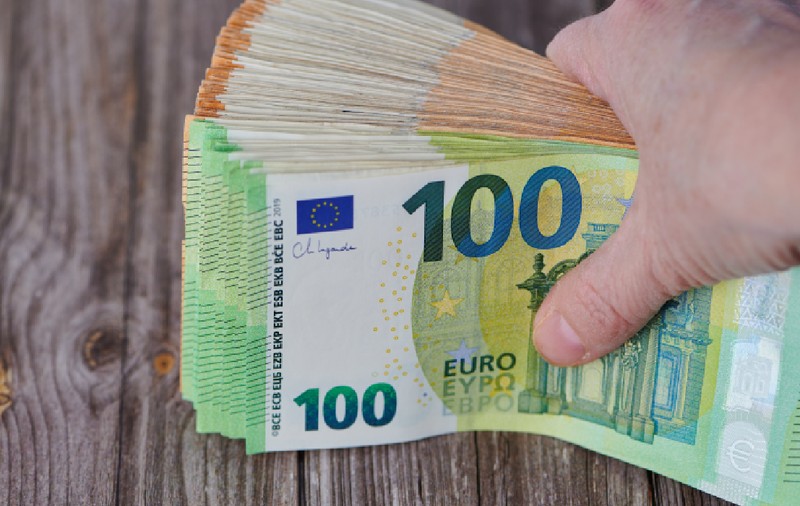 Un român a pus pe jar autoritățile din Islanda după ce a transferat ilegal 400.000 de euro dintr-o bancă