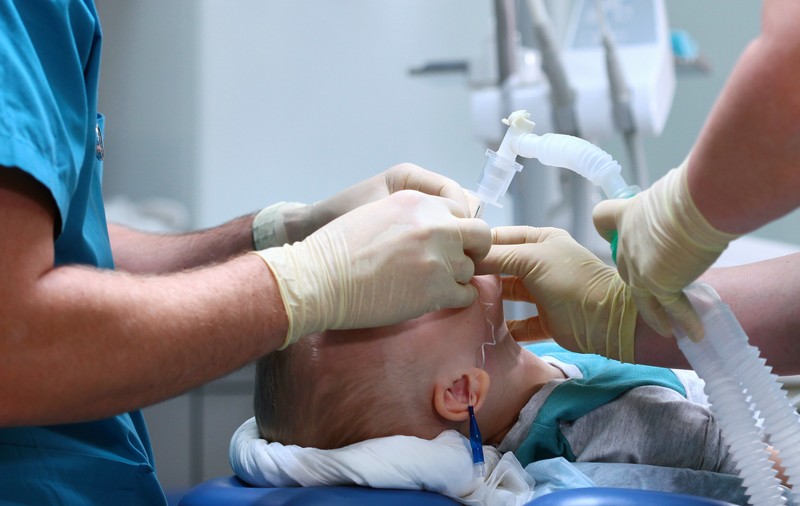 O reacție alergică rară la un medicament i-a ars 70% din suprafața corpului unui copil de nouă ani. Cum l-au salvat medicii