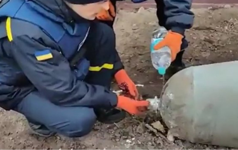 VIDEO VIRAL | Bombă dezamorsată de ucraineni cu mâinile goale și o sticlă cu apă. „Un curaj uluitor”