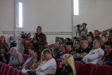 Elemér Puskás (în picioare), primarul din Ditrău, în timpul discuției cu regizorul Cristian Mungiu