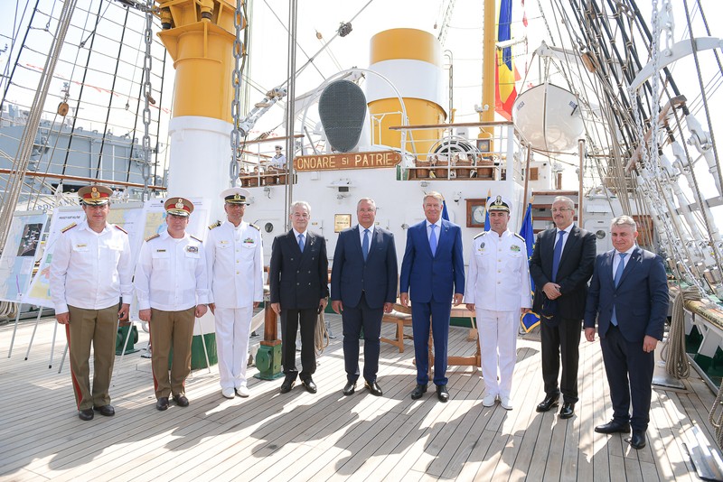 Președintele Klaus Iohannis, premierul Nicolae Ciucă, ministrul PSD al apărării, Vasile Dîncu, și ministrul PNL de interne, Lucian Bode, au fost la Ziua Marinei. Foto: Administrația Prezidențială