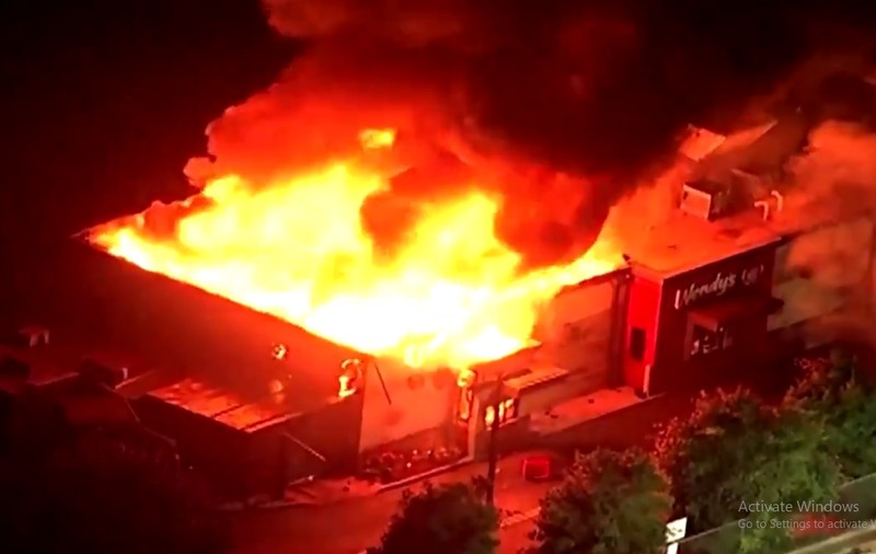 VIDEO | Revolte violente în Atlanta. Oamenii au incendiat restaurantul unde poliția a ucis vineri seară un bărbat de culoare