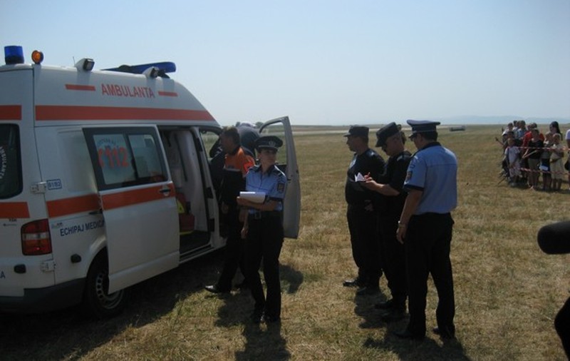 Incident la un miting aviatic din Suceava.  Un paraşutist a căzut peste un copil | FOTO