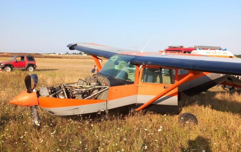 Un avion de mici dimensiuni a aterizat forțat la Tuzla. Două persoane, transportate la spital cu traumatisme