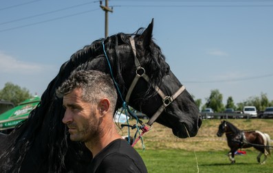Un participant și calul său la targul tradițional de cai din comuna Curcani, județul Călărași.