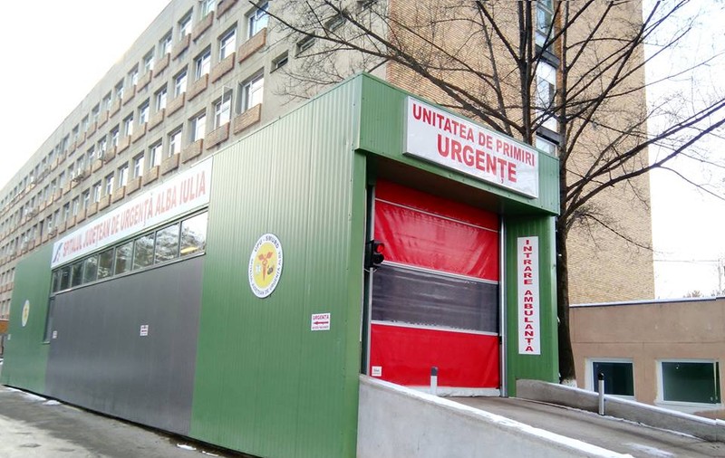 A murit la spitalul din Alba unde a venit cu gâtul umflat. Medicii nu știu cauza decesului iar familia acuză lipsa de reacție