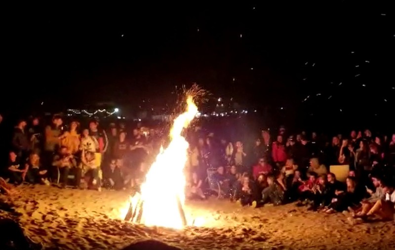 VIDEO/ S-a dat startul distracției de 1 Mai în Vama Veche! Noapte albă cu foc de tabără și muzică folk la malul mării