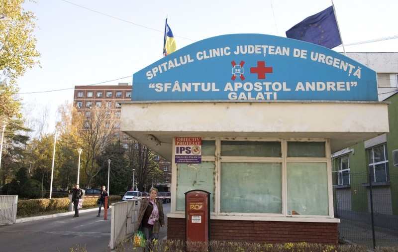 Bătrână legată cu pijamale de pat la Spitalul Județean de Urgență Galați
