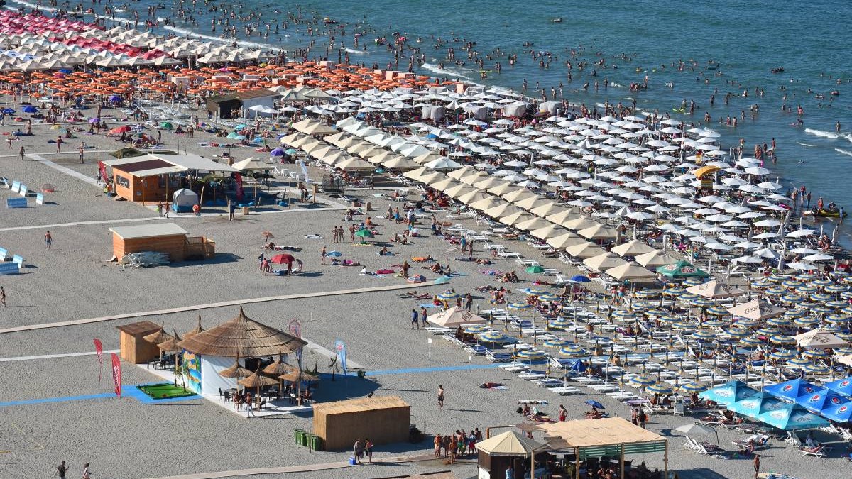 Plaja de la Mamaia, plină de turiști și umbrele în sezonul estival