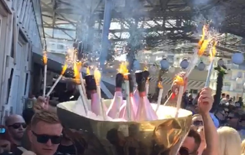 Au început petrecerile în cluburile de fițe din Mamaia. Vedete, elicoptere, roabe de vin și șampanie de 100.000 de euro!