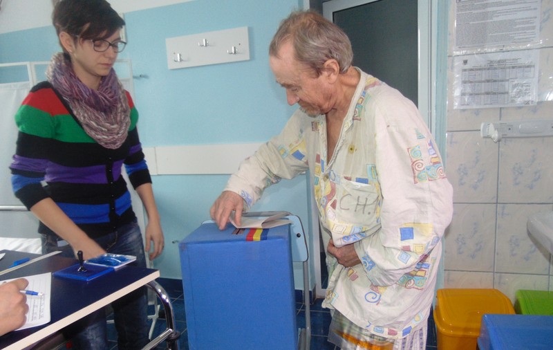 Alegeri parlamentare 2016. Peste 300 de oameni au votat în Spitalul din Galați. Unii dintre ei abia s-au operat și au cerut urna mobilă