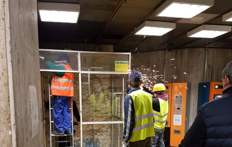 Continuă demolarea spațiilor comerciale de la metrou. Au fost dărâmate chioșcurile din stația Basarab