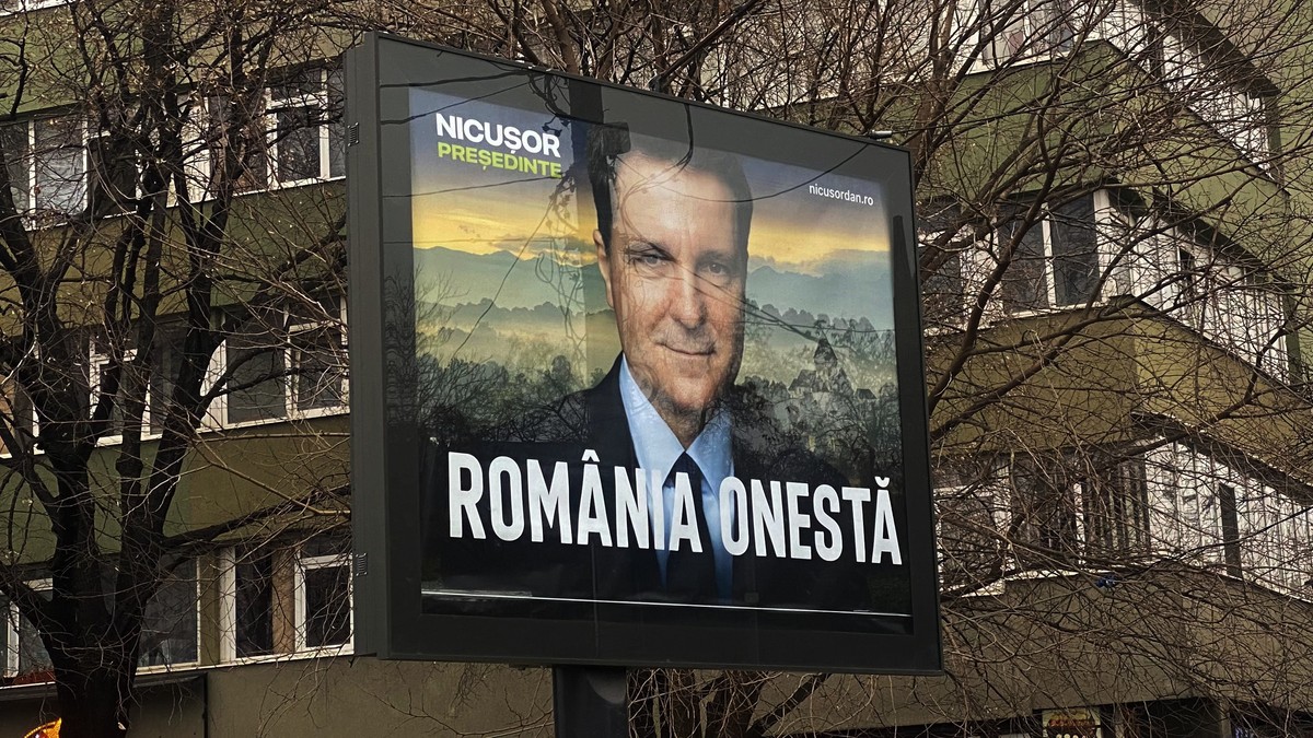 Panou din București pentru promovarea lui Nicușor Dan. FOTO: Libertatea