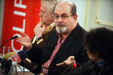 Salman Rushdie, la conferința de presă organizată de Polirom, în 2009 | Foto: Agerpres