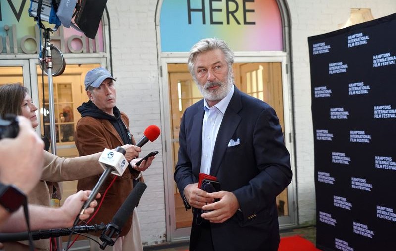 Alec Baldwin, dat în judecată de electricianul-șef al filmului Rust. „Glonțul l-a ratat la limită”