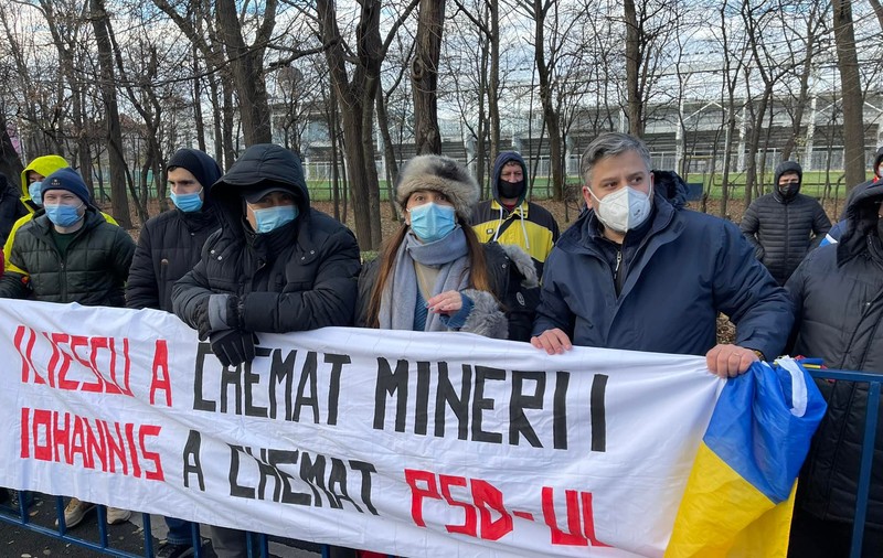Protest la parada de 1 Decembrie: „Iliescu a chemat minerii, Iohannis a chemat PSD-ul”
