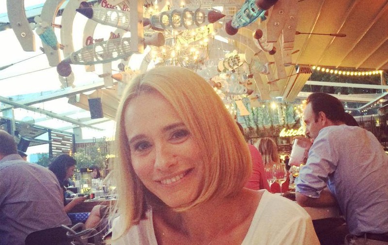 A SCĂPAT DE INHIBIŢII! Andreea Esca NI SE DEZVĂLUIE în COSTUM DE BAIE. Arată CA O ADOLESCENTĂ! FOTO
