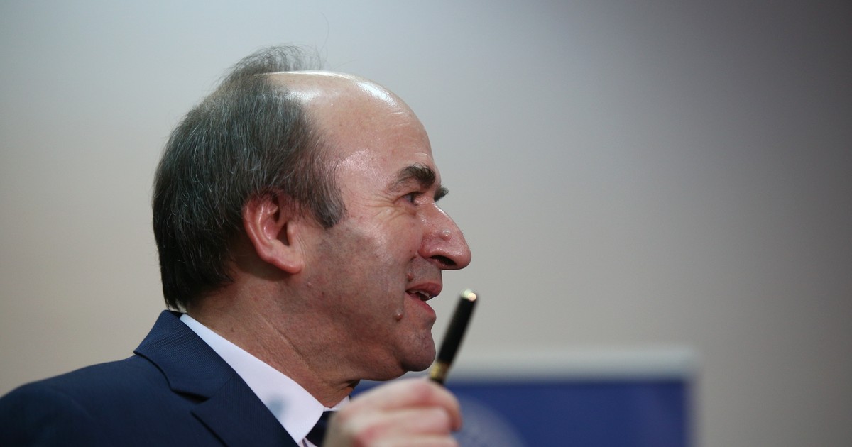 Tudorel Toader a primit raportul cu decesul lui Stan Mustaţă. Tudorel Toader, cu un stilou în mâna dreaptă