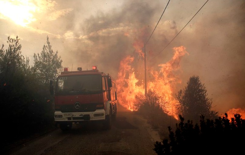 10 imigranţi au ars de vii în Grecia, după un grav accident rutier. Cine e singurul supraviețuitor