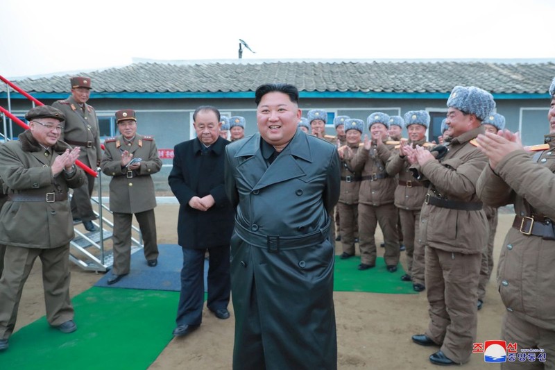 Kim Jong-un, felicitat după lansarea celor două rachete FOTO: EPA