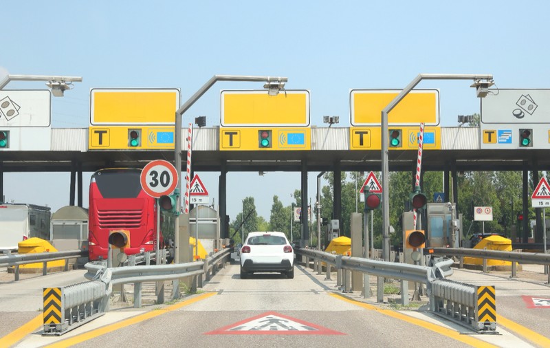 Un șofer român a trecut luni întregi prin stațiile de taxare de pe autostrăzi, nu a plătit niciodată și merge la închisoare, în Italia