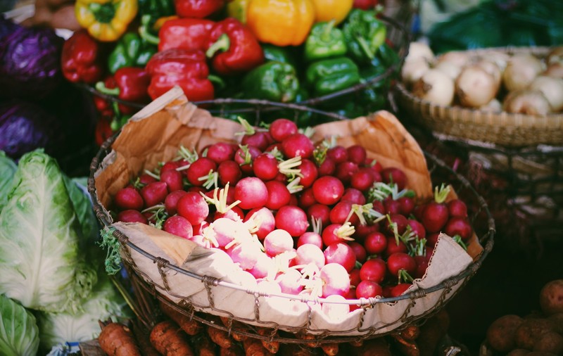 De la câmp la farfurie: drumul pe care îl parcurg alimentele și secretele din spatele siguranței lor