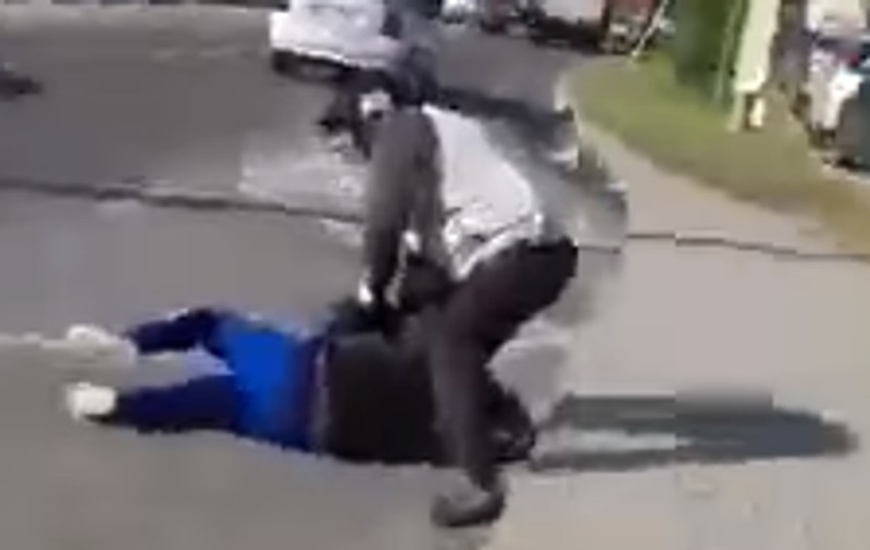 Scene șocante filmate într-o stație de autobuz din Timișoara. Doi controlori au agresat un bărbat și o femeie