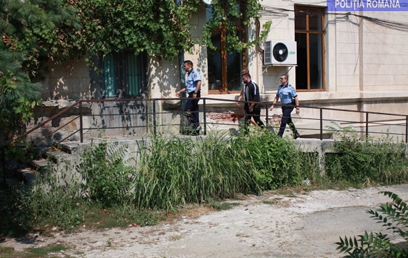 Jaf ca-n filme în Drobeta Turnu Severin. Patru hoți au coborât un seif de la etajul 4, polițiștii i-au prins în timpul „operațiunii”
