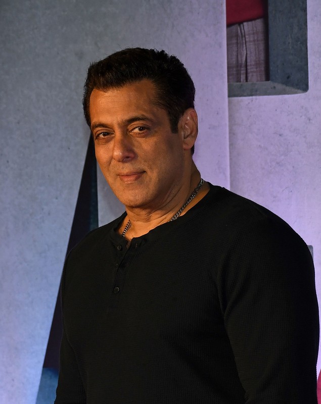 Două persoane au fost arestate după ce au tras focuri de armă în casa lui Salman Khan. În ce stare e actorul, care se afla în locuință la momentul atacului