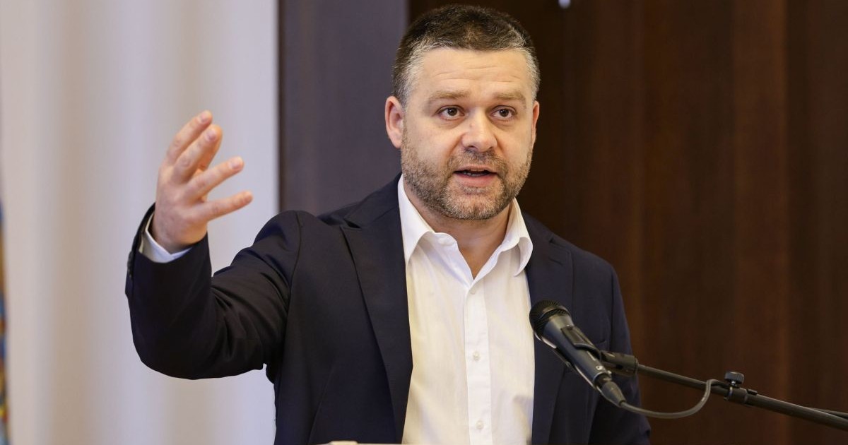 Primarul din București, Ciprian Ciucu, explică ceva cu mâna dreaptă deschisă, în timpul unei conferințe de presă din București, 26 martie 2026