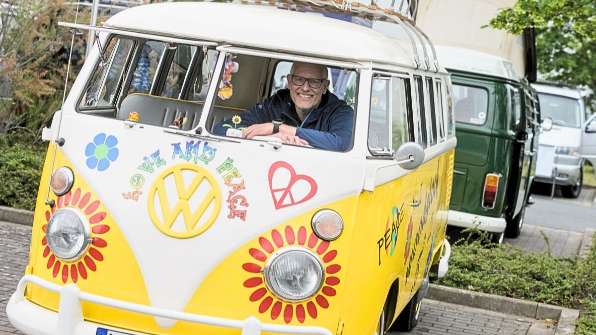 Masina colorata de tip duba, volkswagen vintage