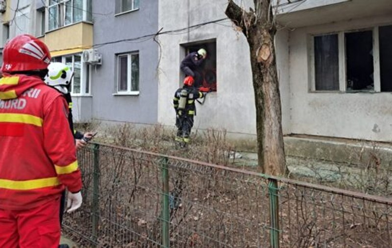 Incendiu la parterul unui bloc din Slatina: 16 oameni au fost evacuați, unul a suferit un atac de panică