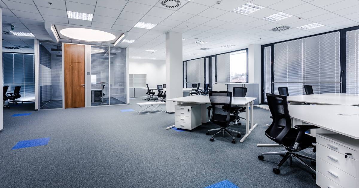 Birouri goale în sediul unei firme, scaunele sunt libere din cauza posturilor vacante