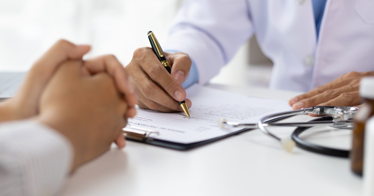 Un doctor care prescrie o rețetă unui pacient