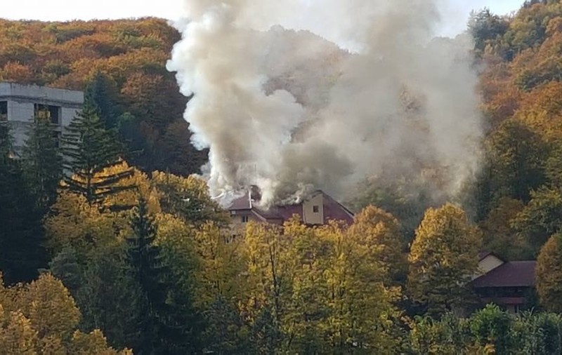 Incendiu la un hotel din staţiunea Băile Olăneşti. Aproximativ 200 de persoane au fost evacuate