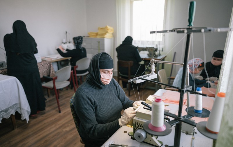 Scena9: Povestea măicuțelor care cos măști și cearșafuri pentru a le dona spitalelor