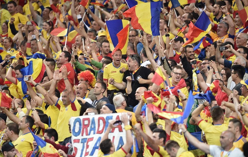 Euro 2016. Și românii s-au ”tăvălit” la Paris. Steliștii și dinamoviștii s-au bătut în capitala Franței. Cum se laudă ”învingătorii” pe Facebook. Foto în articol