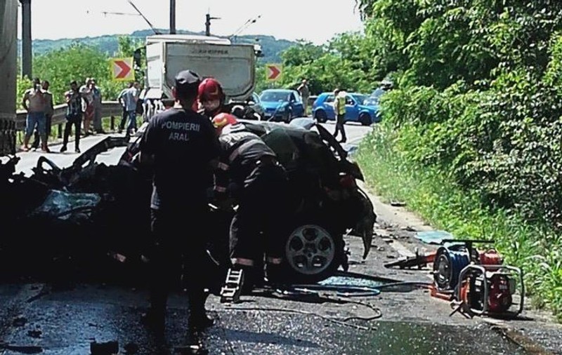 Accident violent între o mașină și două camioane pe DN7, în Arad. Un bărbat a murit pe loc