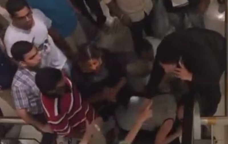 Incident şocant într-un mall. O fetiţă şi-a prins mâinile în scările rulante | VIDEO