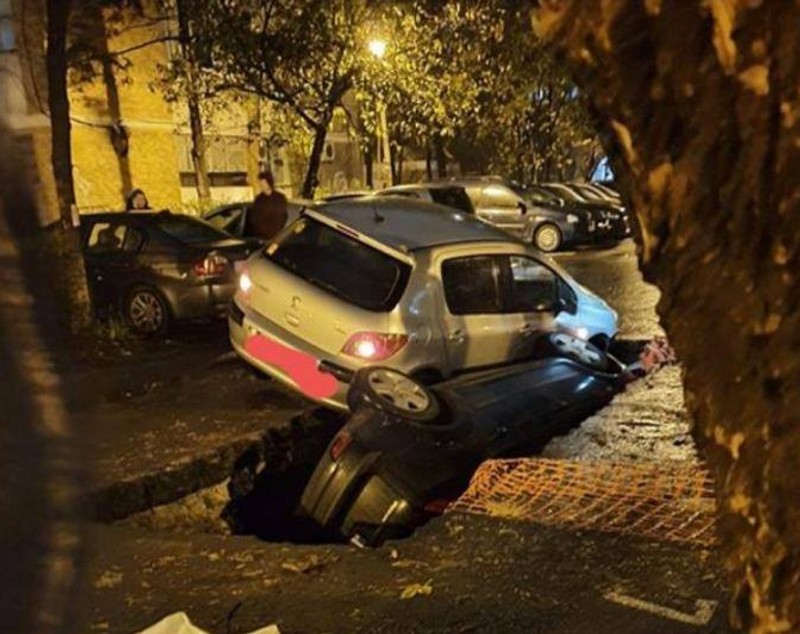 Accident uluitor în București | Două mașini au căzut într-o groapă săpată de RADET
