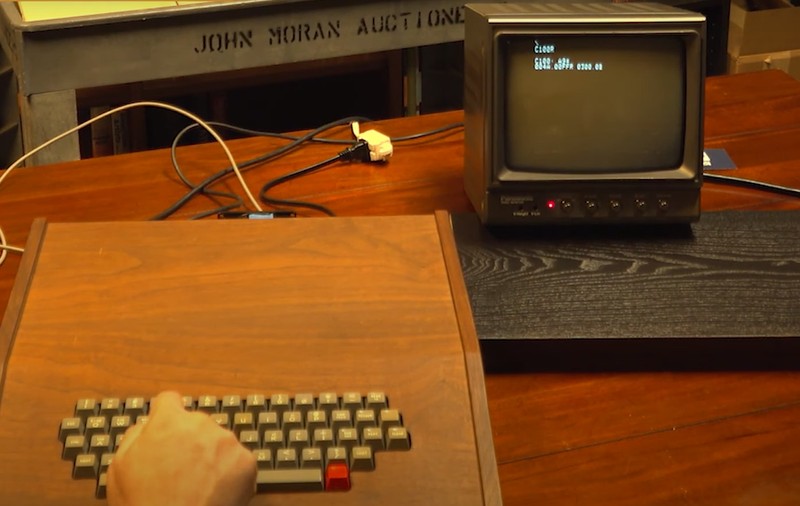 Un computer Apple-1 din 1976, în carcasă de lemn exotic, vândut la licitație cu 400.000 de dolari. Există doar 6 astfel de exemplare în lume