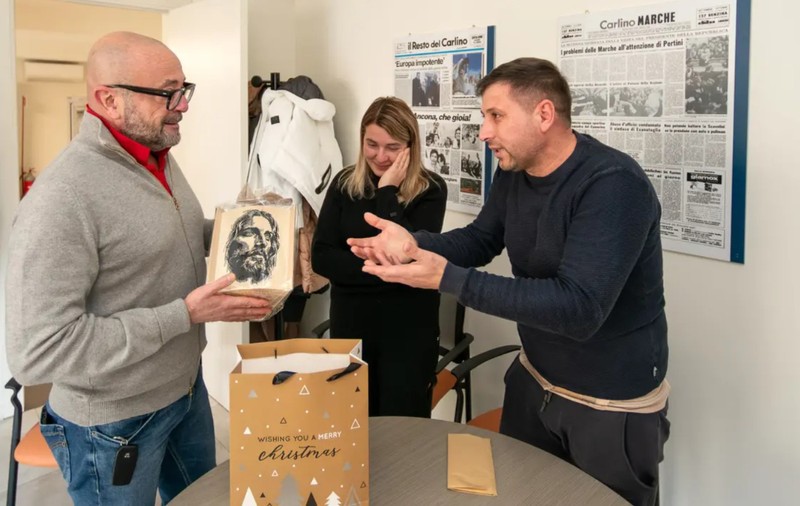 Un italian a condus 240 de kilometri pentru a-l ajuta pe Vasile, românul cu doar 7 euro în cont, a cărui afacere a dat faliment