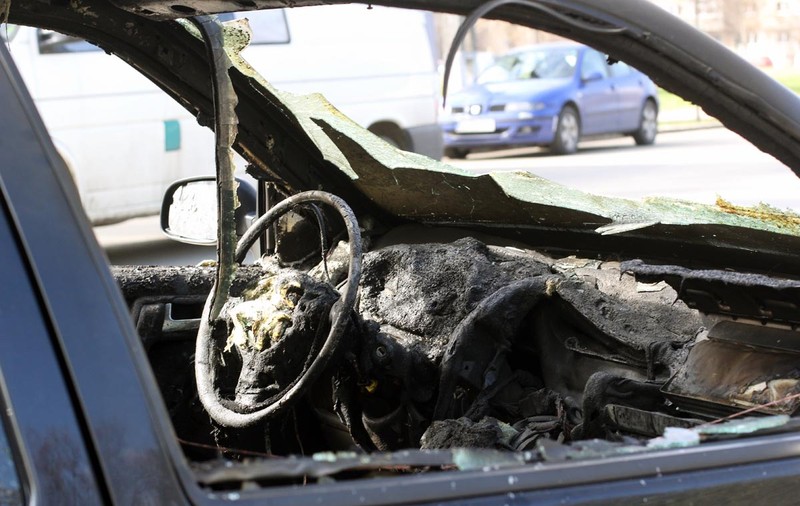 Un șofer beat care a făcut un accident în Neamț a vrut să fugă, dar i-a luat foc mașina