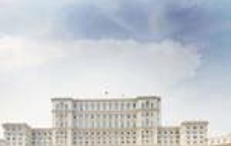 Ce pozeaza   strainii cand vin in Bucuresti