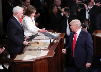 Donald Trump a refuzat să dea mâna cu Nancy Pelosi FOTO: EPA