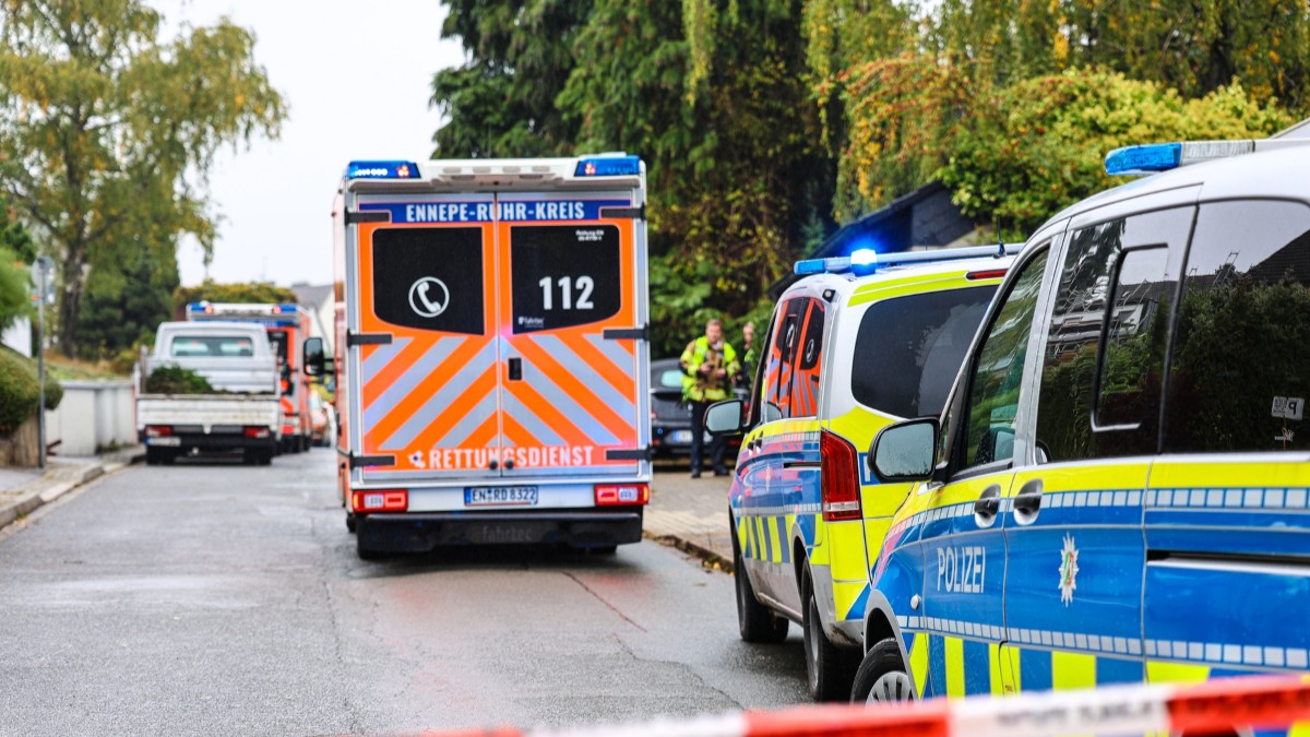 O ambulanță și mașini de poliție în Herdecke, Germania