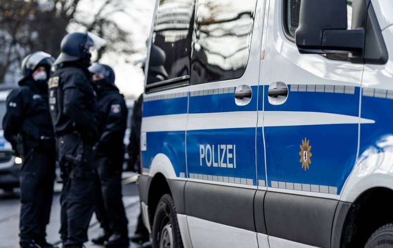 Două găleți verzi într-un autocar românesc au alertat poliția germană: „Amestecul este atât de dens, încât nu putem vedea dacă este ceva ascuns înăuntru”