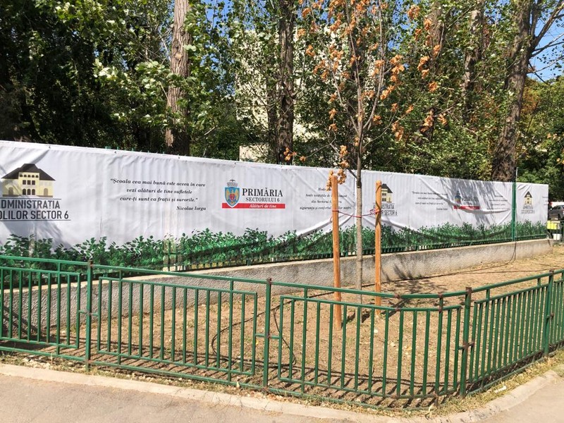 Gardurile şcolilor din Drumul Taberei aflate în renovare sunt acoperite de o pânză de protecţie pecare sunt inscripționate mesaje