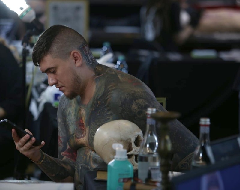 120 de tatuatori din întreaga lume au ajuns la București. Sesiuni de tatuare live, concerte și artă pe piele | FOTO